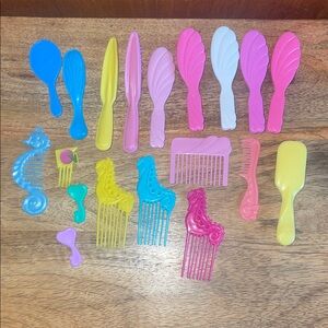 💕VTG Barbie Brushes and combs lot